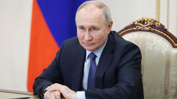 Russian President Vladimir Putin speaks by video conference to officials from Crimea, March 17, 2023. - Sputnik International