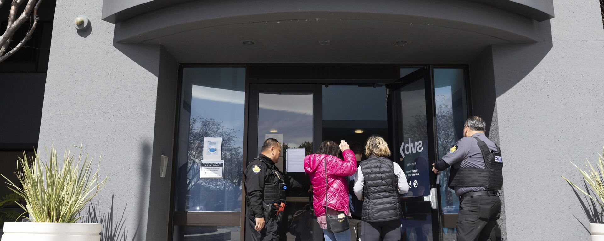 Security guards let individuals enter the Silicon Valley Bank's headquarters in Santa Clara, Calif., on Monday, March 13, 2023. - Sputnik International, 1920, 18.03.2023