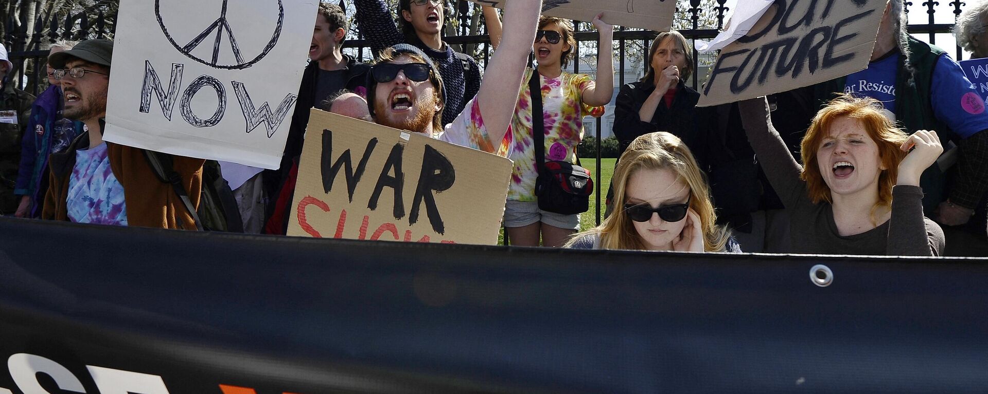 Anti-war protesters take part in a demonstration in front of the White House in Washington, DC, on March 19, 2011. - Sputnik International, 1920, 18.03.2023