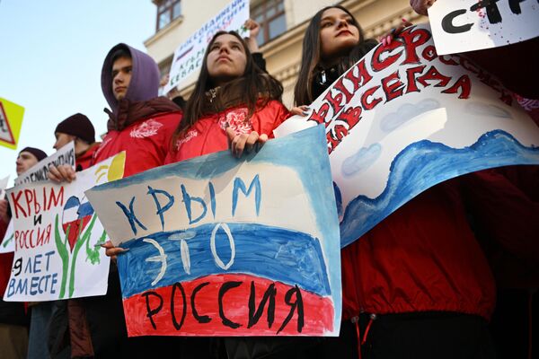 Participants of the &quot;Crimea with Russia Forever&quot; rally stand with placards outside the British Embassy in Moscow. The action was held outside the embassies of 20 unfriendly countries that provide arms to Ukraine. - Sputnik International