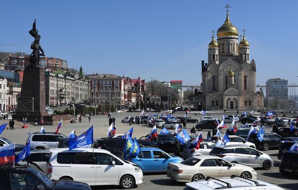 A motor rally to celebrate the 9th anniversary of the reunification of Crimea with Russia in the center of Vladivostok. - Sputnik International