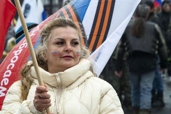 A woman at the start of a motor rally dedicated to the 9th anniversary of the reunification of Crimea and Sevastopol with Russia in Simferopol. - Sputnik International