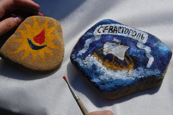 A girl paints a stone during the celebration of the 9th anniversary of Crimea&#x27;s reunification with Russia in the center of Vladivostok. - Sputnik International