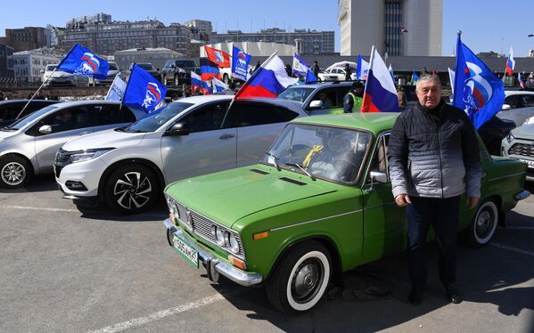 A motor rally to celebrate the 9th anniversary of the reunification of Crimea with Russia in the center of Vladivostok. - Sputnik International
