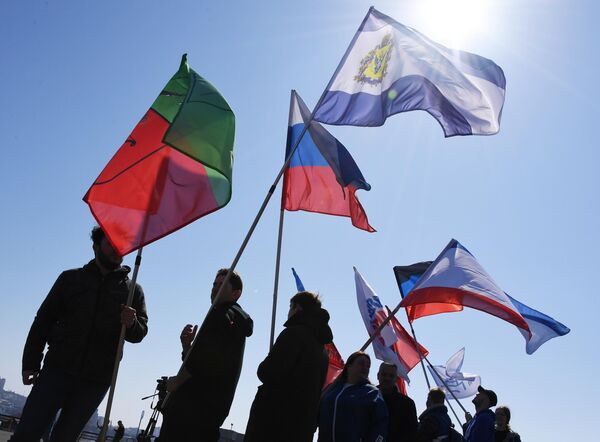 Participants of the celebration of the 9th anniversary of the reunification of Crimea with Russia in the center of Vladivostok. - Sputnik International