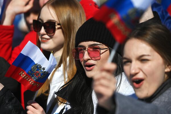 People at a concert celebrating the 9th anniversary of Crimea&#x27;s reunification with Russia in Central Park in Novosibirsk. - Sputnik International
