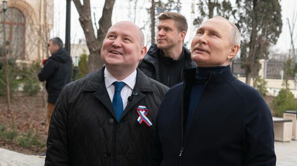 Russian President Vladimir Putin, accompanied by Sevastopol Governor Mikhail Razvozhayev - Sputnik International