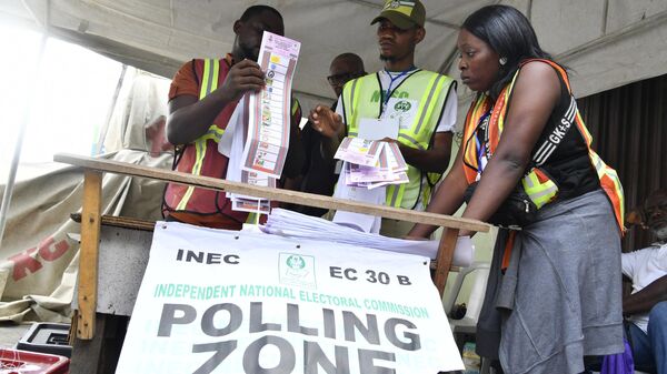 Officials of the Independent National Electoral Commission (INEC) count votes at a polling station after local elections, in Lagos on March 18, 2023. - Sputnik International