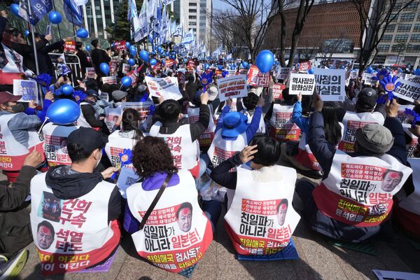 Protesters wearing vests bearing the image of South Korean President Yoon Suk-yeol attend a rally on Saturday 18 March 2023 in the South Korean capital, Seoul, to demonstrate against a summit between South Korea and Japan. Japanese Prime Minister Fumio Kishida on Friday praised Yoon for &quot;making a difficult decision and action&quot; by overcoming the troubled history between the two countries, pledging to work with him for better relations in future. - Sputnik International