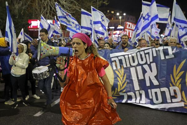 Protesters in the Israeli city of Haifa gather during a rally against the government&#x27;s controversial judicial overhaul on 18 March 2023. - Sputnik International