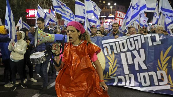 Protesters gather during a rally against the government's controversial judicial overhaul bill in Haifa, Israel on March 18, 2023. - Sputnik International