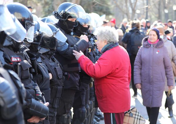 Police officers come up against protesters in the Moldovan capital Kishinev, as members of the opposition call on the government to pay the winter heating and electricity bills and for the resignation of the country&#x27;s pro-Western government. - Sputnik International