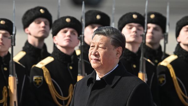 Chinese President Xi Jinping walks past Russian honour guards during a welcoming ceremony upon arrival at Vnukovo International Airport in Moscow - Sputnik International