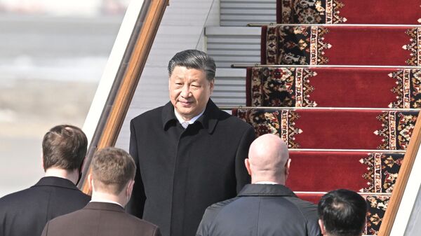 Chinese President Xi Jinping disembarks from a plane upon his arrival at Vnukovo International Airport in Moscow, - Sputnik International