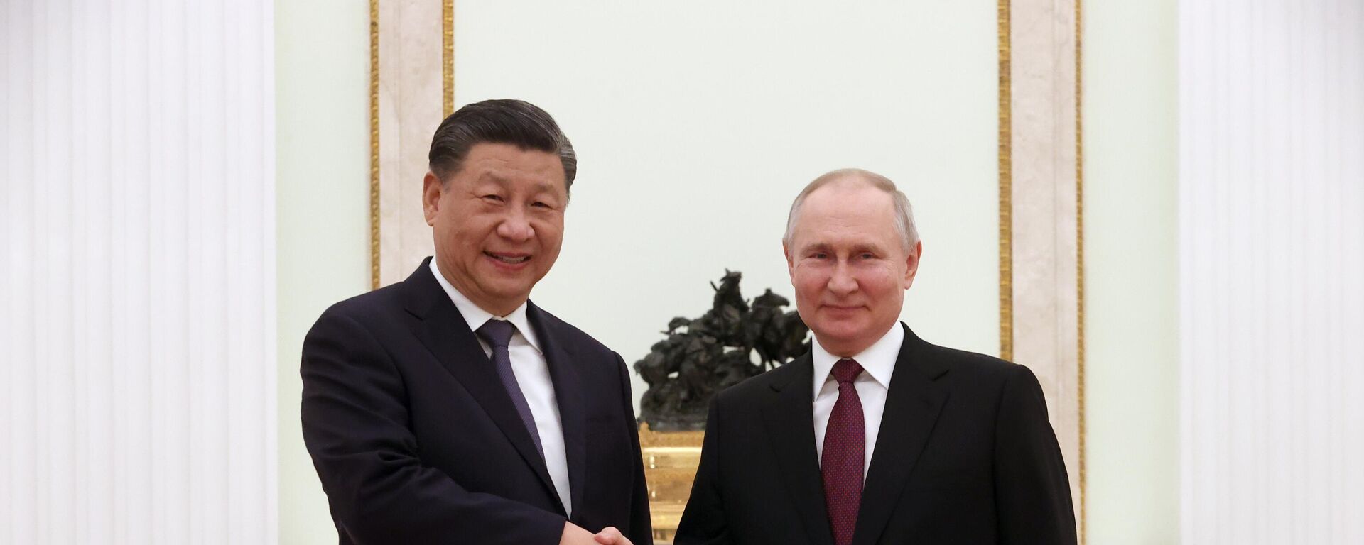 Chinese President Xi Jinping and Russian President Vladimir Putin shake hands during their meeting at the Kremlin in Moscow, Russia. - Sputnik International, 1920, 20.03.2023