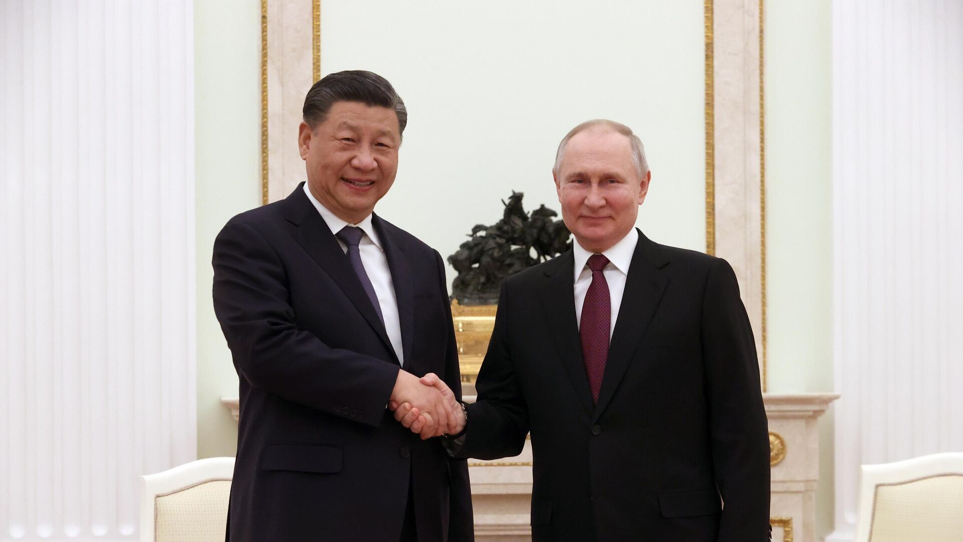 Chinese President Xi Jinping and Russian President Vladimir Putin shake hands during their meeting at the Kremlin in Moscow, Russia. - Sputnik International, 1920, 20.03.2023