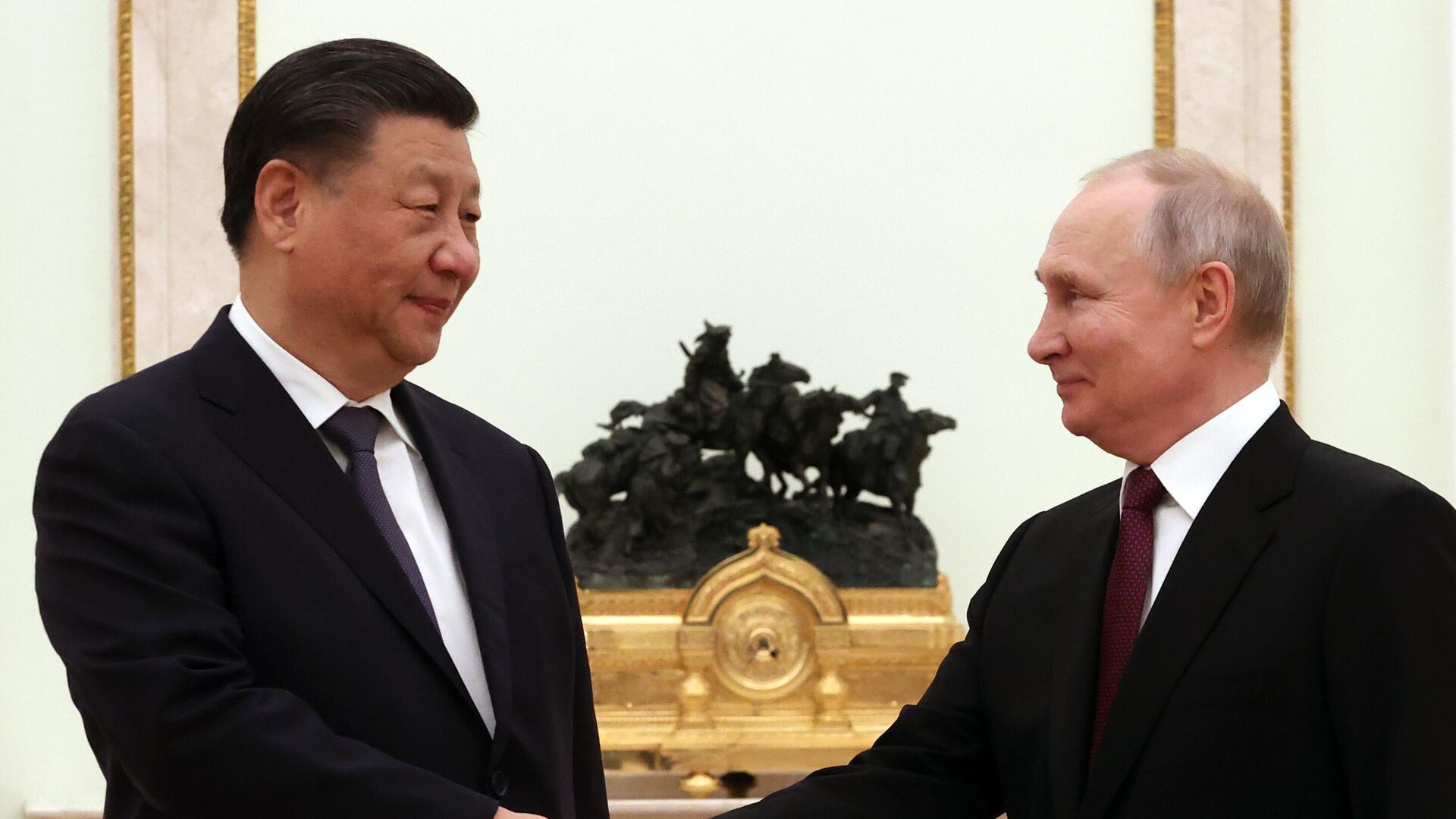 Chinese President Xi Jinping and Russian President Vladimir Putin shake hands during their meeting at the Kremlin in Moscow, Russia. - Sputnik International, 1920, 22.03.2023