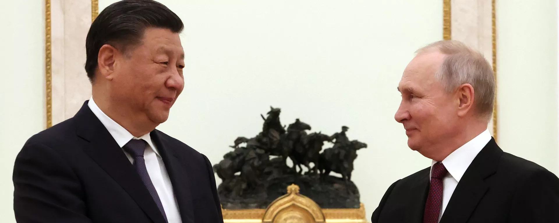Chinese President Xi Jinping and Russian President Vladimir Putin shake hands during their meeting at the Kremlin in Moscow, Russia. - Sputnik International, 1920, 22.03.2023