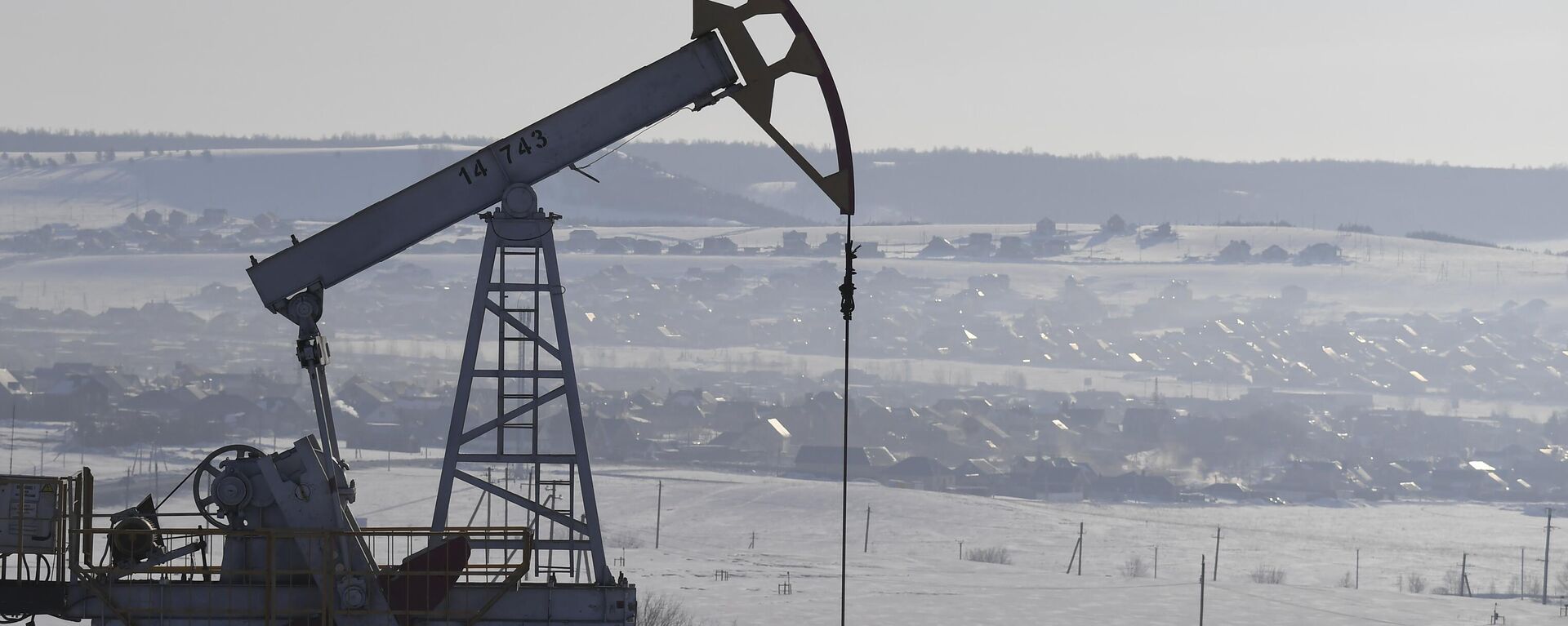 An oil pumpjack is seen in Almetyevsk District, Tatarstan, Russia.  - Sputnik International, 1920, 13.07.2023