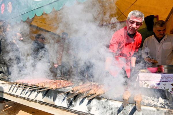 Cooking shish kebabs at Nowruz celebrations in Baku. - Sputnik International
