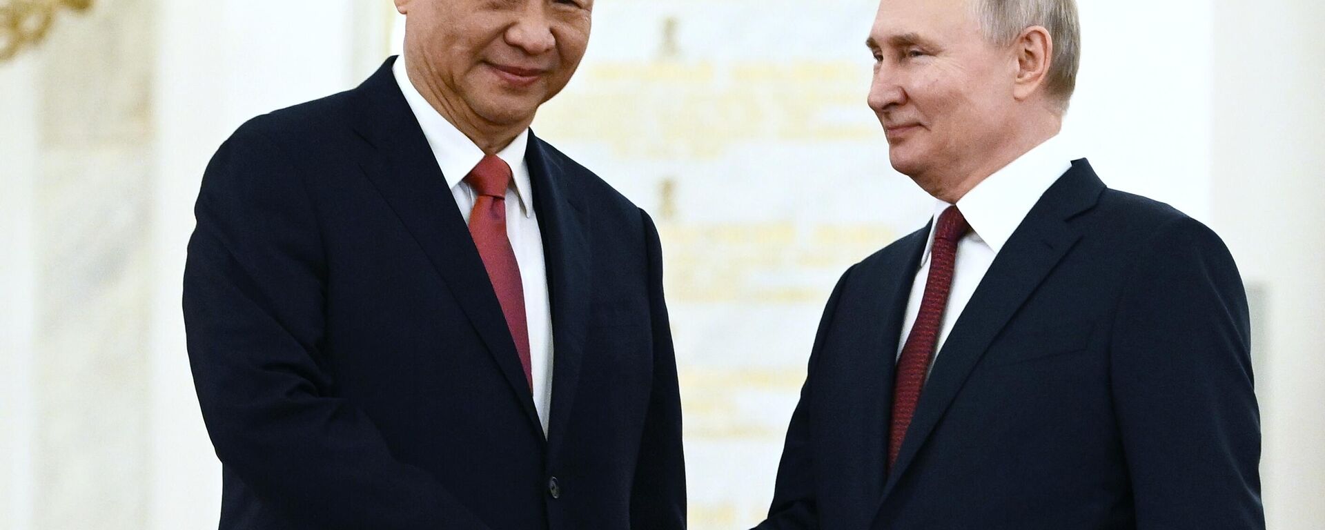 Chinese President Xi Jinping and Russian President Vladimir Putin shake hands - Sputnik International, 1920, 13.08.2023