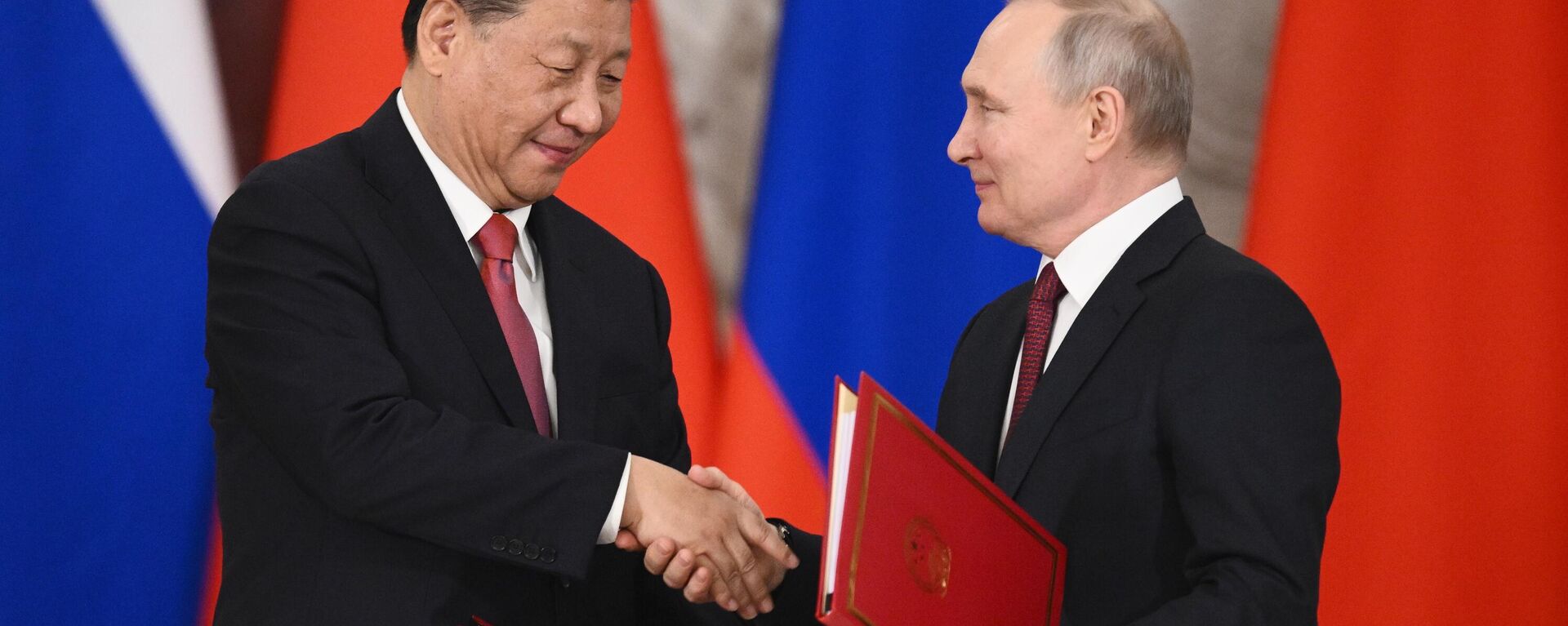 Chinese Leader Xi Jinping and Russian President Vladimir Putin shake hands after signing a joint statement on deepening comprehensive partnership and strategic cooperation and on the plan for development of key areas of the economic cooperation until 2030 at the Kremlin, in Moscow, Russia. - Sputnik International, 1920, 21.03.2023