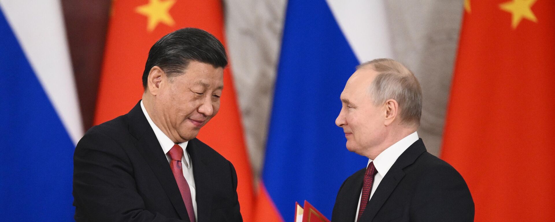 Chinese Leader Xi Jinping and Russian President Vladimir Putin shake hands after signing a joint statement on deepening comprehensive partnership and strategic cooperation and on the plan for development of key areas of the economic cooperation until 2030 at the Kremlin, in Moscow, Russia. - Sputnik International, 1920, 28.12.2023