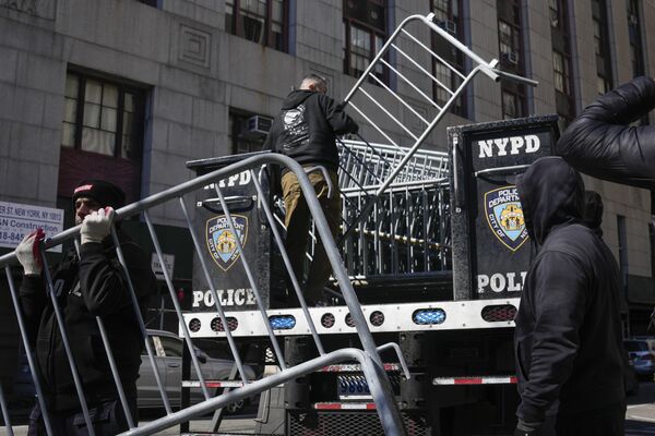 Barricades are unloaded from a truck near the courts in New York. - Sputnik International