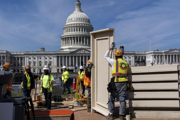 Workers install security panels on the east side of the Capitol in Washington.  - Sputnik International