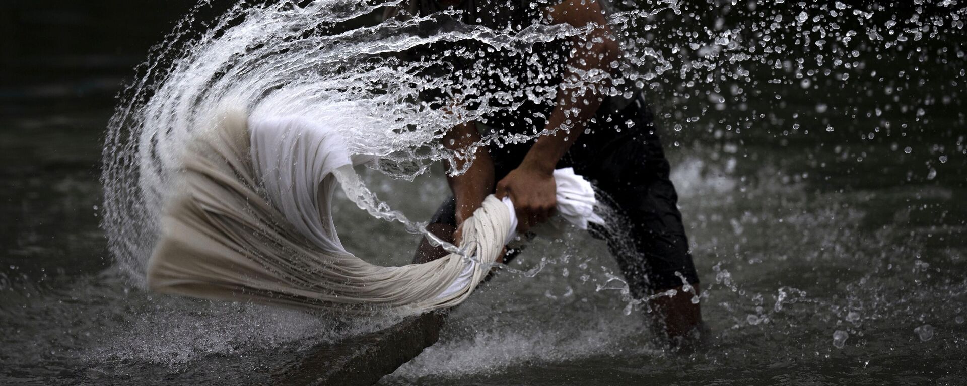 A washerman washes clothes on the banks of the river Brahmaputra on World Water Day in Guwahati, India, Wednesday, March 22, 2023. - Sputnik International, 1920, 22.03.2023