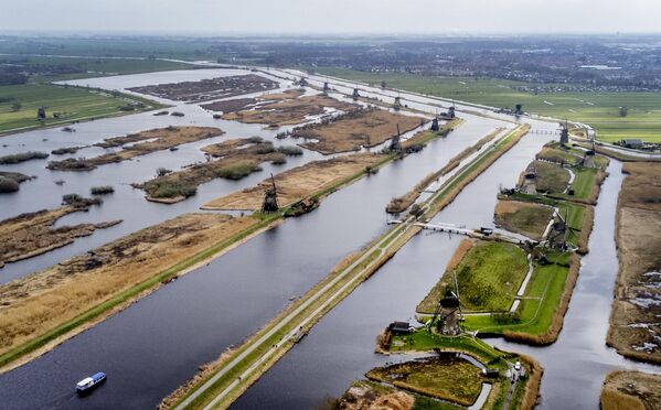 The wind pumps of Kinderdijk are pictured in Kinderdijk, Netherlands, Tuesday, March 21, 2023. (AP Photo/Michael Probst) - Sputnik International