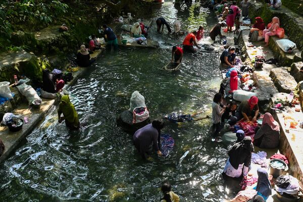 People wash their clothes in a public pool of spring water in Japakeh, Indonesia&#x27;s Aceh province on March 22, 2023, during World Water Day. (Photo by CHAIDEER MAHYUDDIN / AFP) - Sputnik International
