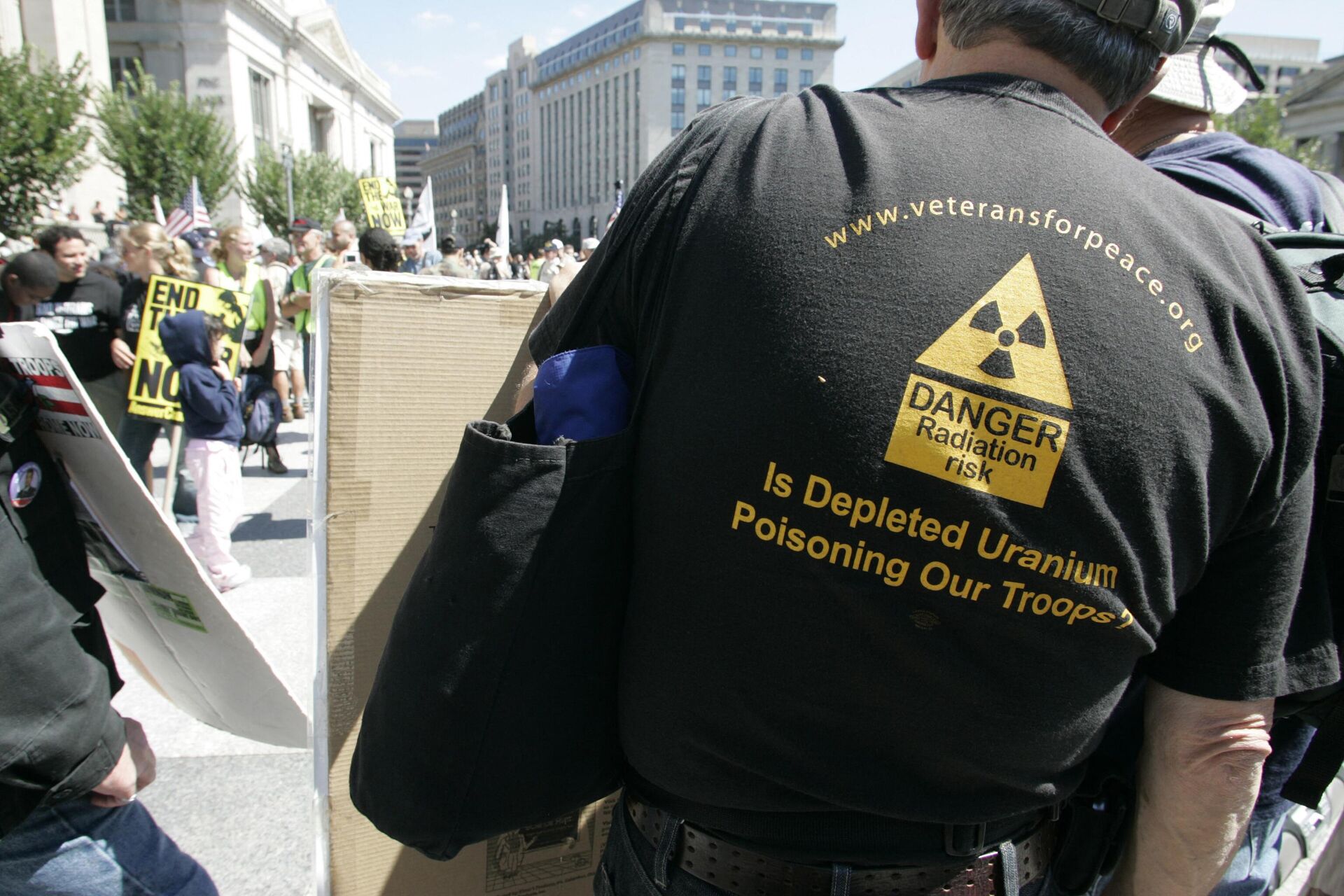 An anti-war protestor wears a T-shirt questioning the use of depleted uranium in US weapons during a protest march from the White House to the US Capitol to demand an end to the war in Iraq, the return of US troops and the impeachment of US President George W. Bush in Washington 15 September 2007 - Sputnik International, 1920, 22.03.2023