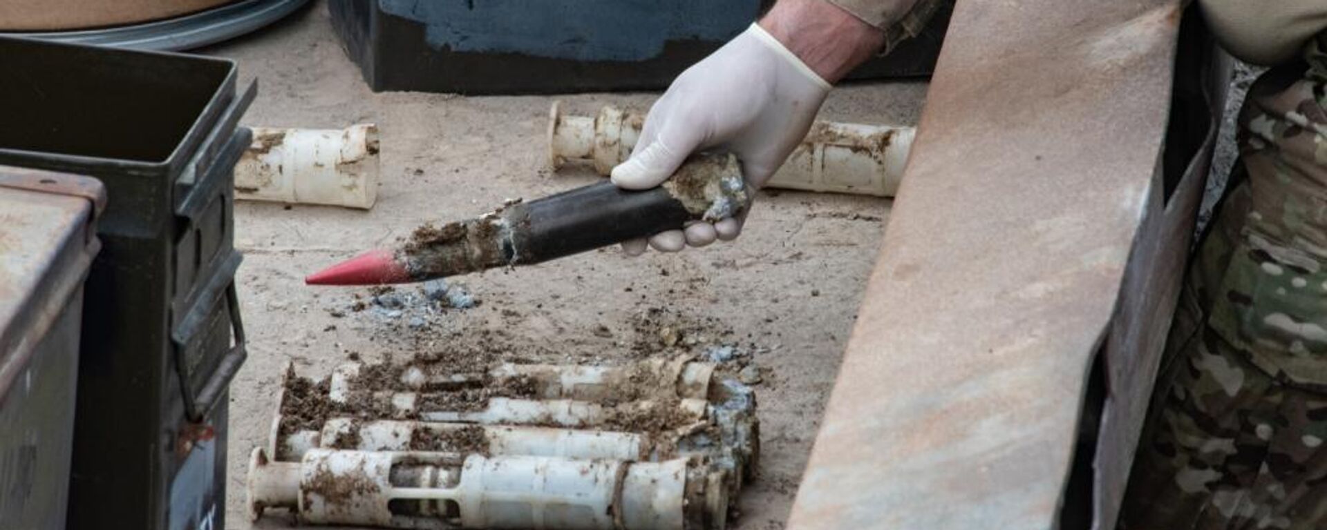 U.S. Air Force National Guard Explosive Ordnance Disposal Techinicians safely prepare several contaminated and compromised depleted uranium rounds on June 23, 2022 at Tooele Army Depot, UT. - Sputnik International, 1920, 22.03.2023