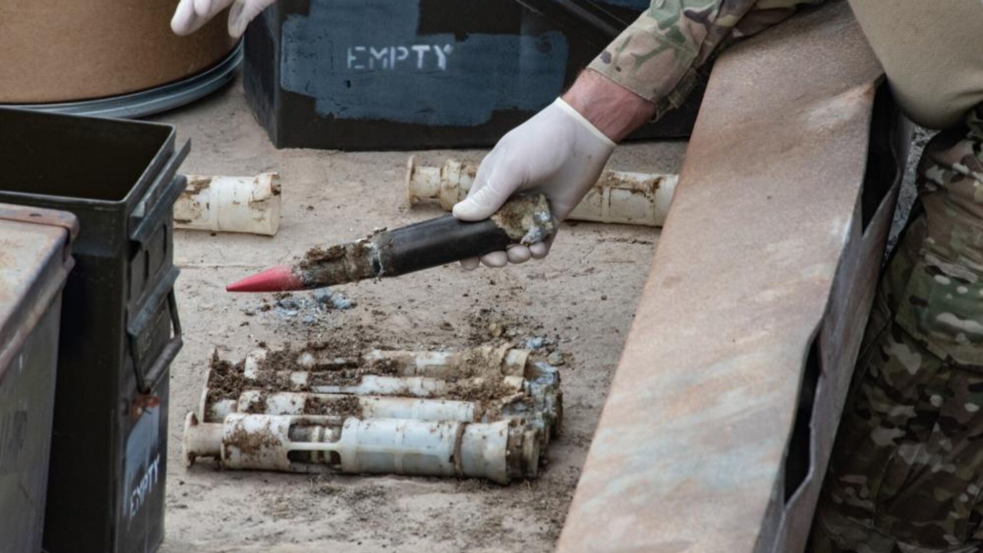 U.S. Air Force National Guard Explosive Ordnance Disposal Techinicians safely prepare several contaminated and compromised depleted uranium rounds on June 23, 2022 at Tooele Army Depot, UT. - Sputnik International, 1920, 22.03.2023