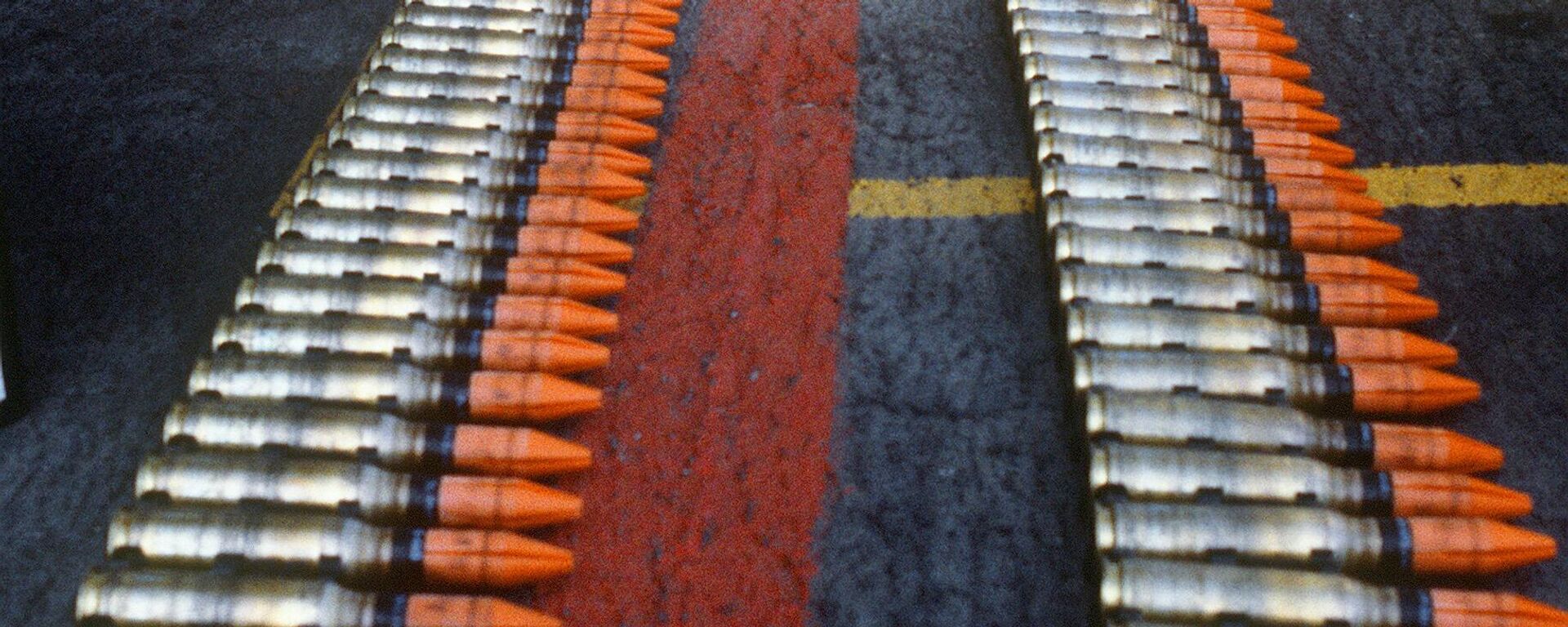 Gunner's mates inspect linked belts of Mark 149 Mod 2 20mm ammunition before loading it into the magazine of a Mark 16 Phalanx close-in weapons system aboard the battleship USS MISSOURI (BB-63). - Sputnik International, 1920, 25.04.2023