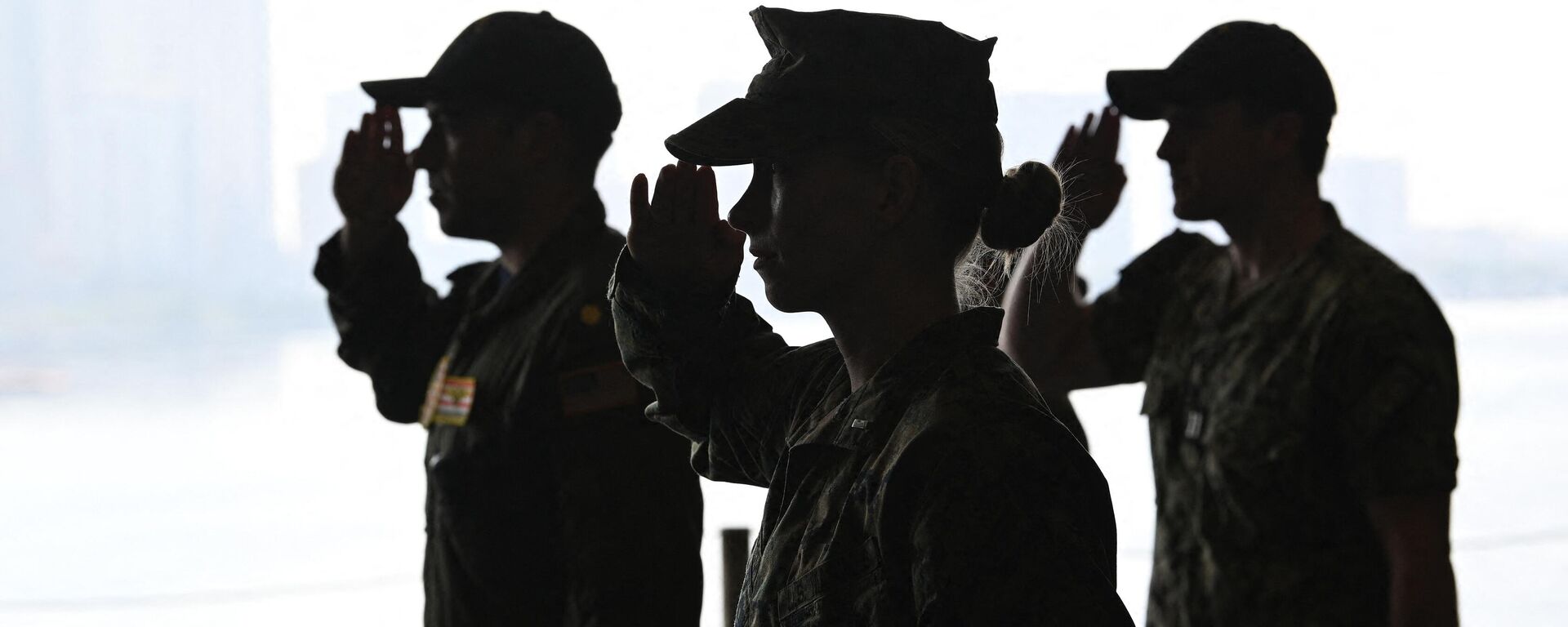 Officers salute during a flag ceremony on the amphibious assault ship USS America anchored at the international port in Manila on March 21, 2023 - Sputnik International, 1920, 23.03.2023