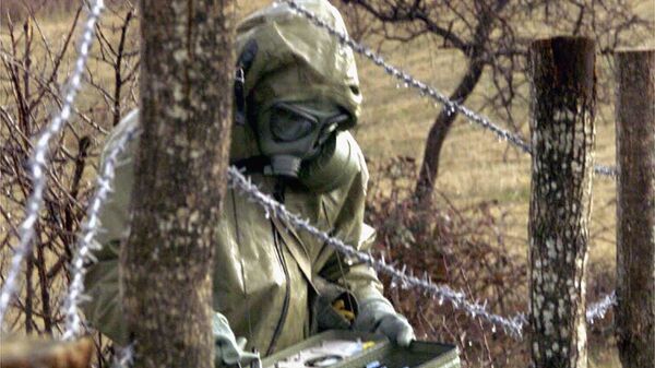 Cолдат югославской армии измеряет радиоактивность в зоне бомбардировки, Прешево, Сербия - Sputnik International