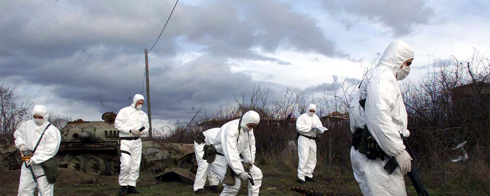 Portuguese and Italian troops measure radiation levels near a Yugoslav Army tank knocked out by NATO's bombardment in western Kosovo, Serbia, January 2001. - Sputnik International, 1920, 28.03.2023