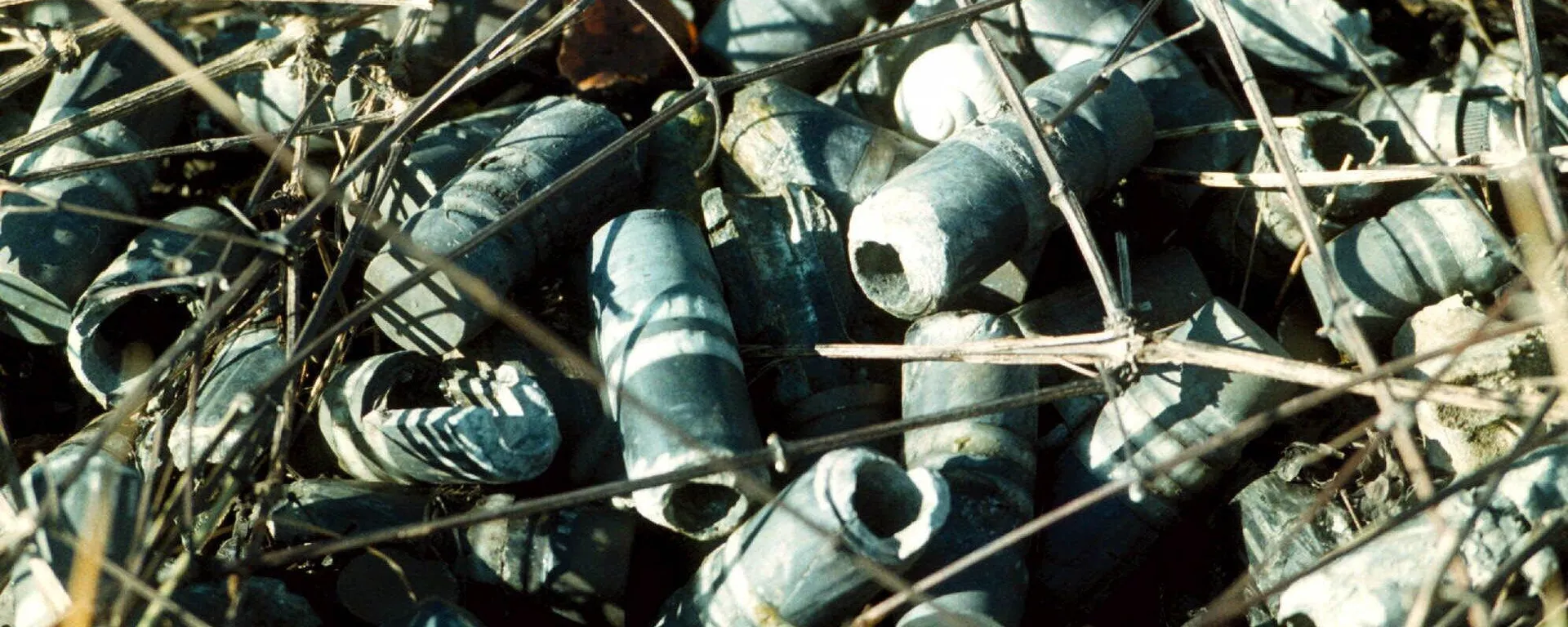 Куча 30-мм противотанковых снарядов на бывшем военном заводе в пригороде Сараево - Sputnik International, 1920, 28.03.2023