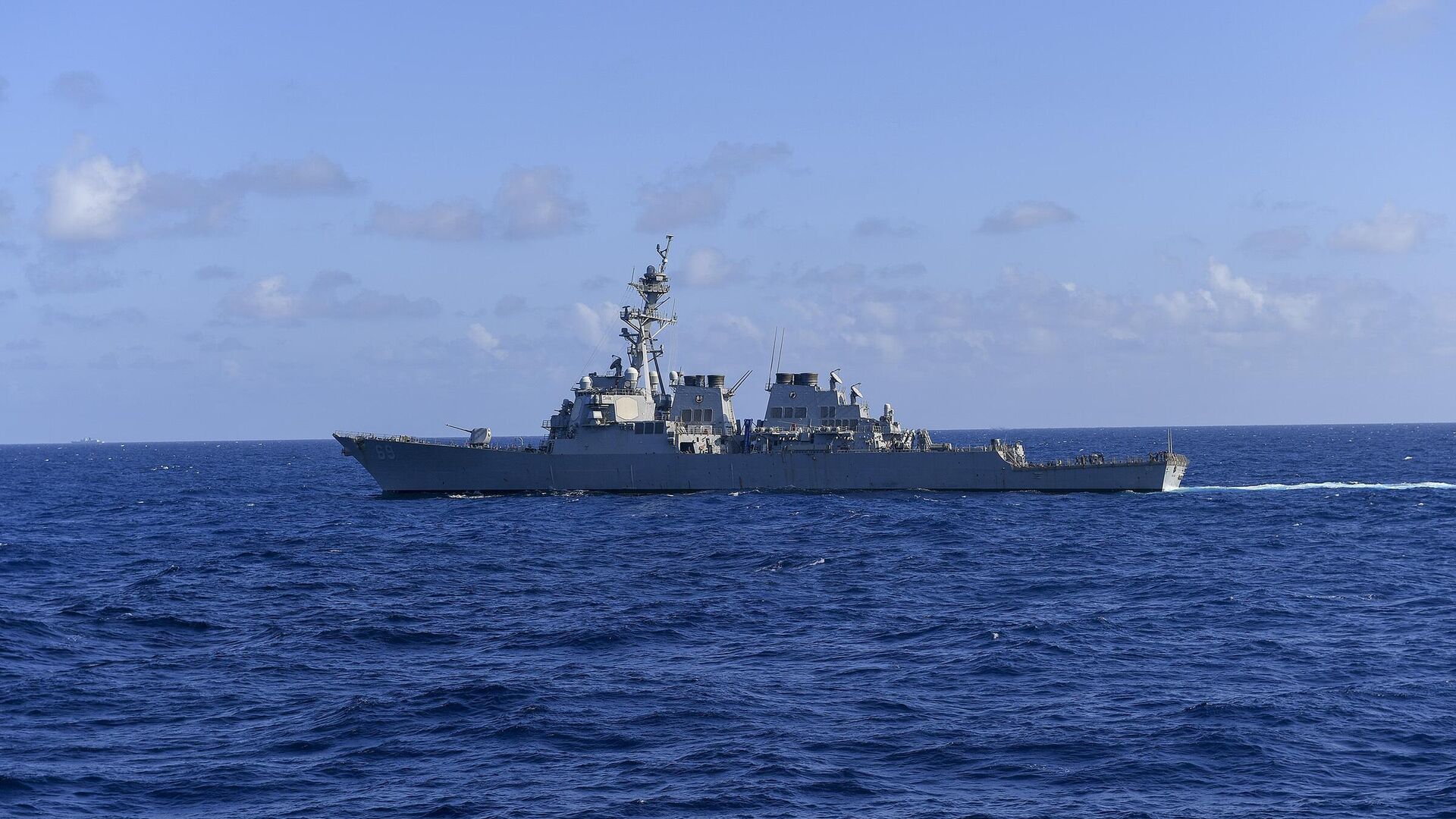 Arleigh Burke-class guided-missile destroyer USS Milius (DDG 69) sails the South China Sea, Nov. 20, 2021 - Sputnik International, 1920, 23.03.2023