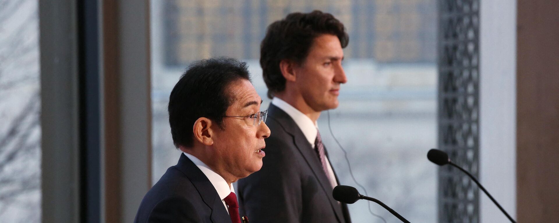 Canada's Prime Minister Justin Trudeau (R) and Japanese Prime Minister Kishida Fumio hold a news conference on January 12, 2023 in Ottawa. - Sputnik International, 1920, 23.03.2023