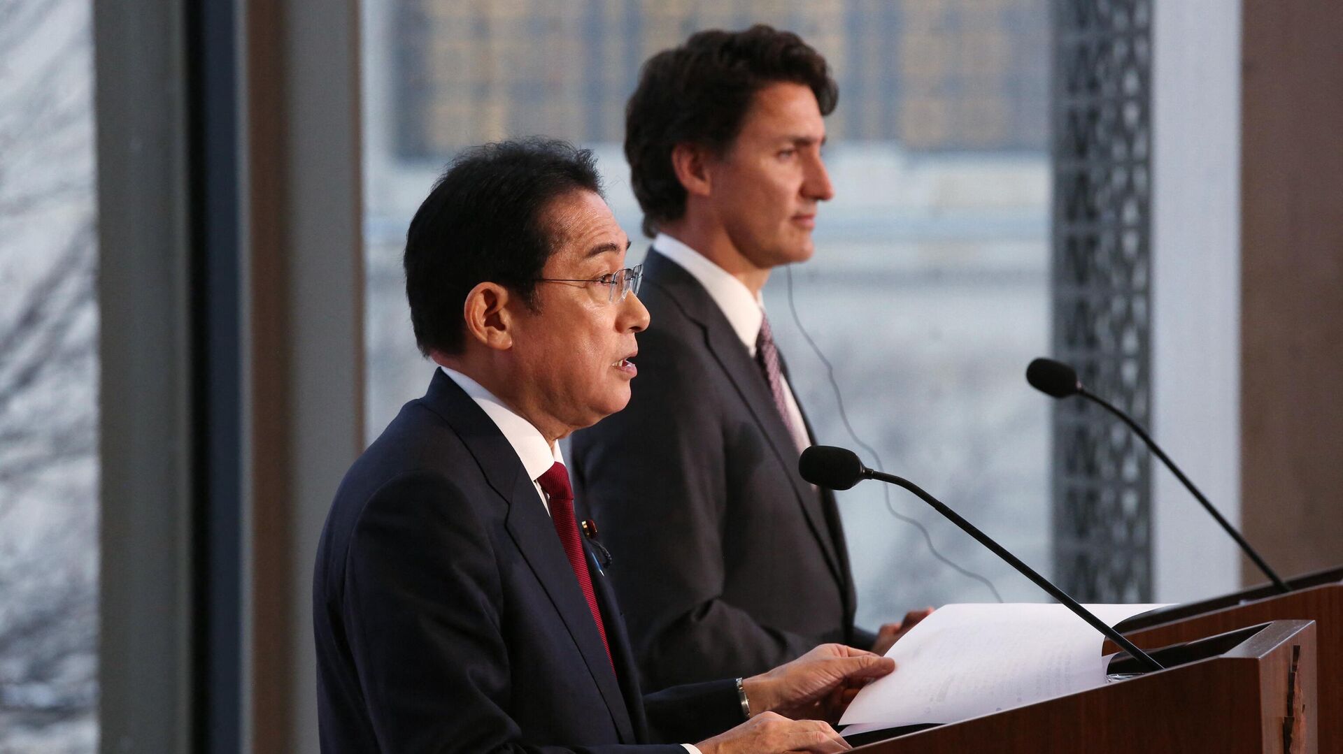 Canada's Prime Minister Justin Trudeau (R) and Japanese Prime Minister Kishida Fumio hold a news conference on January 12, 2023 in Ottawa. - Sputnik International, 1920, 23.03.2023