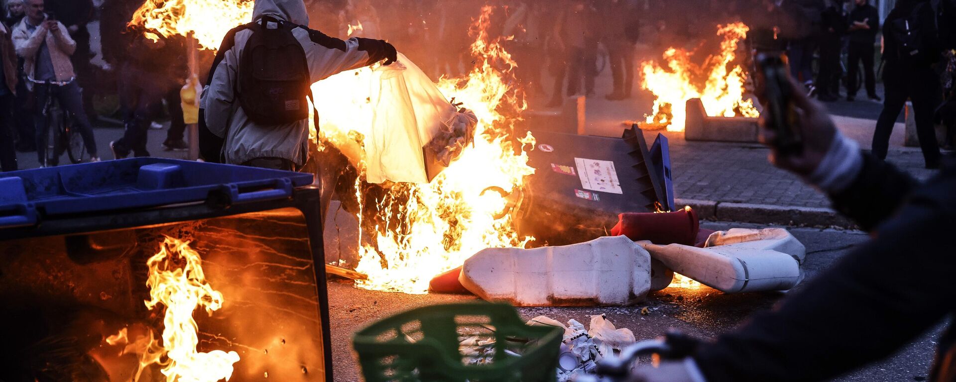 Protesters burn dustbins at the end of a demonstration in Strasbourg, France, Thursday, March 23, 2023. French unions are holding their first mass demonstrations Thursday since President Emmanuel Macron enflamed public anger by forcing a higher retirement age through parliament without a vote. - Sputnik International, 1920, 24.03.2023