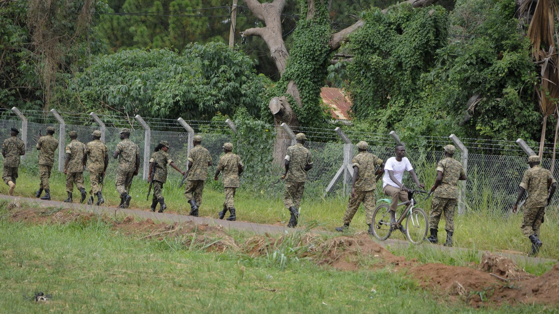 Soldiers patrol outside the military court trial of lawmaker, pop singer and prominent critic of Uganda's government Kyagulanyi Ssentamu, whose stage name is Bobi Wine, in Gulu, northern Uganda Thursday, Aug. 16, 2018. - Sputnik International, 1920, 24.03.2023