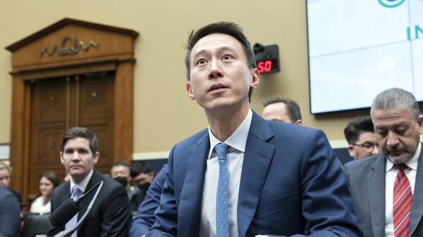 TikTok CEO Shou Zi Chew testifies during a hearing of the House Energy and Commerce Committee - Sputnik International