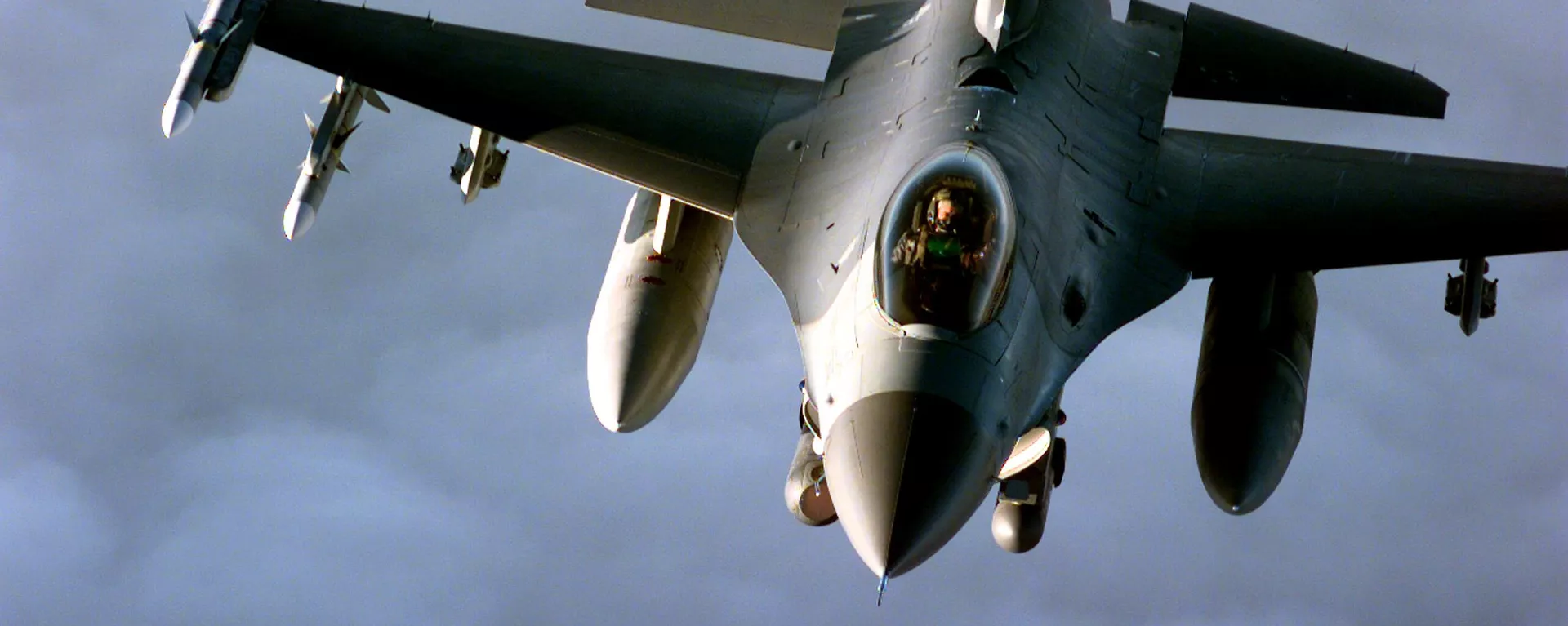 Two U.S. Air Force F-16 Fighting Falcons fly in formation during a mission in support of NATO Operation Allied Force on April 20, 1999.   - Sputnik International, 1920, 31.08.2024