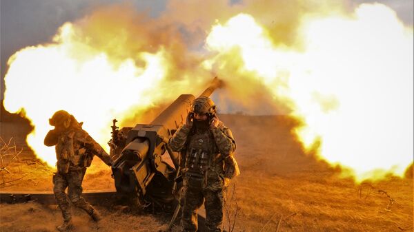 Ukrainian servicemen fire with a D-30 howitzer at Russian positions near Artemovsk, eastern Ukraine, on March 21, 2023 - Sputnik International
