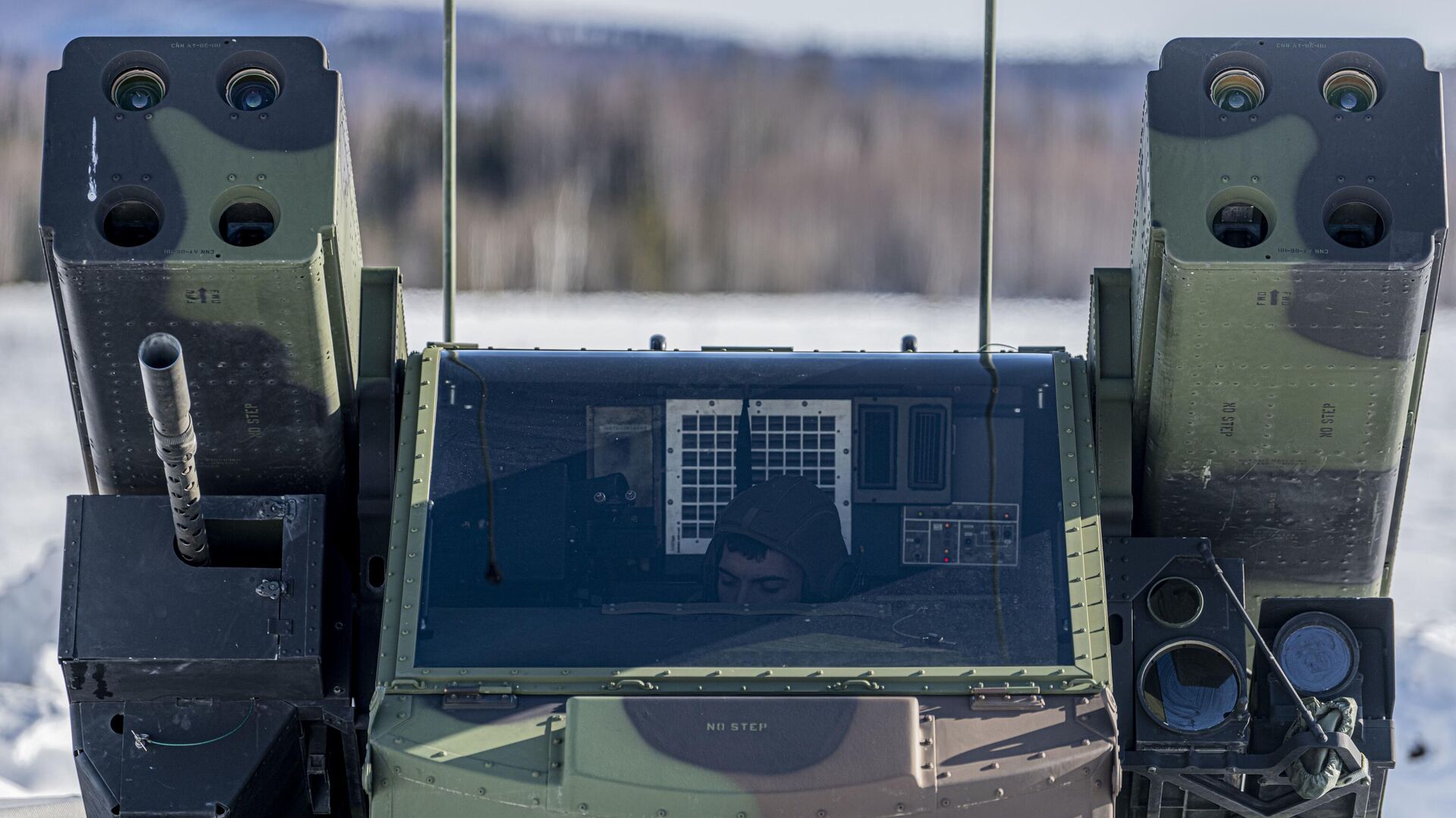 U.S. Army Specialist Jacob Smith, an Avenger gunner assigned to the 1st Battalion, 265th Air Defense Artillery Regiment, Florida Army National Guard, operates an Avenger air defense system during Exercise ARCTIC EDGE 2022 at Eielson Air Force Base, Alaska, March 14, 2022. The Avenger air defense system is a self-propelled surface-to-air missile system that provides mobile, short-range air defense protection for ground units against cruise missiles, unmanned aerial vehicles, low-flying fixed-wing aircraft, and helicopters. (U.S. Air Force photo by Senior Airman Joseph P. LeVeille) - Sputnik International, 1920, 24.03.2023