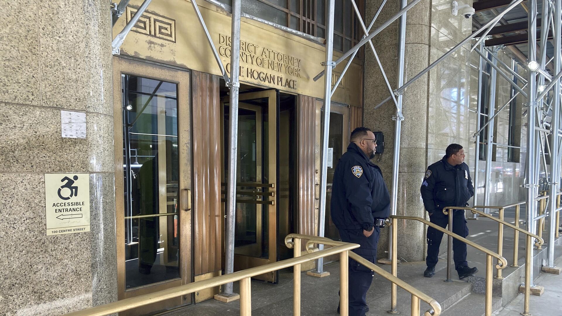 New York State Court Officers stand in front of the entrance to the offices of Manhattan District Attorney Alvin Bragg at Manhattan criminal court in New York City on Monday, March 20, 2023. - Sputnik International, 1920, 24.03.2023